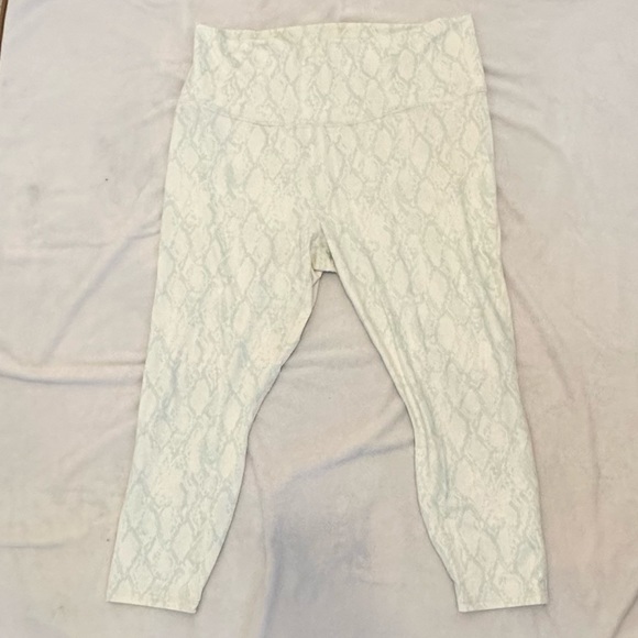 Fabletics Plus Size Define PH Ultra High-Waisted Leggings in Ice Cube Reptilia - Picture 3 of 5